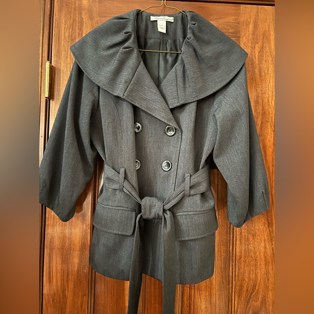 KENNETH COLE NEW YORK SUIT. Dark Grey Color. Jacket size 4. Skirt size 6.